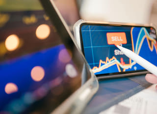 Trader actif sur plusieurs marchés examinant Bitcoin, Ethereum et les options forex